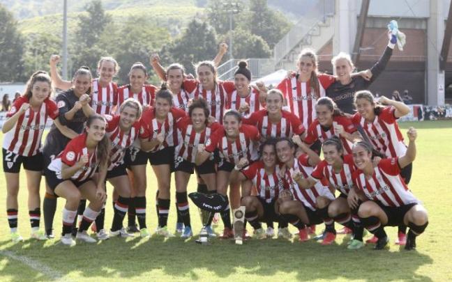Las jugadoras del Athletic posan con el trofeo que les acredita como ganadoras de la undécima edición de la Euskal Herria Kopa. Foto: Javier Colmenero