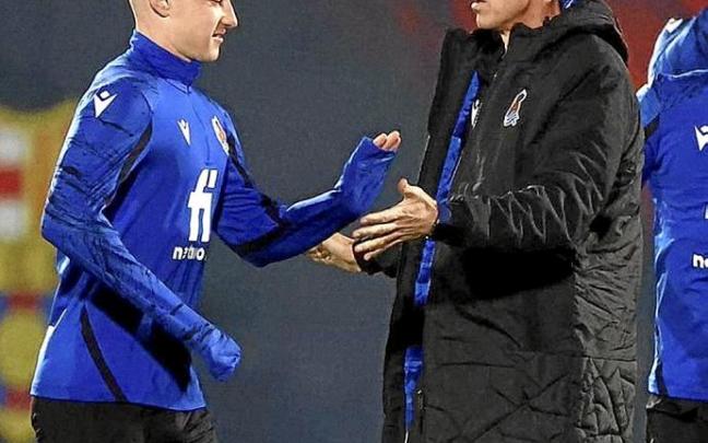 Turrientes e Imanol se saludan durante el entrenamiento de ayer en Barcelona. Foto: N.G.