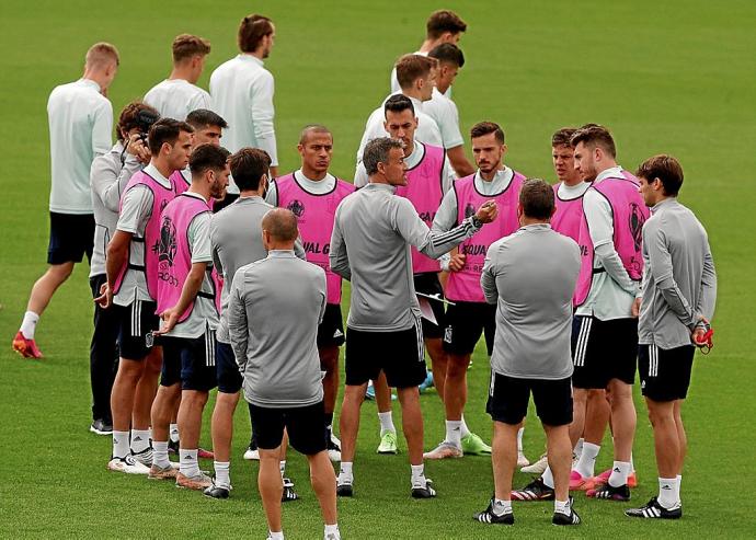 Luis Enrique dialoga con varios de sus futbolistas en el último entrenamiento de España. Foto: Efe