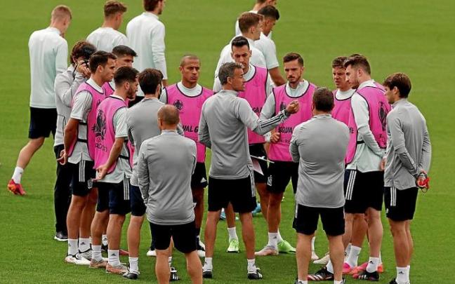 Luis Enrique dialoga con varios de sus futbolistas en el último entrenamiento de España. Foto: Efe