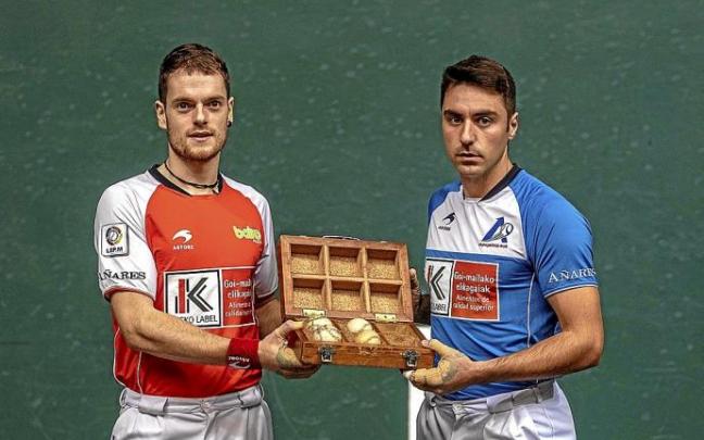 Unai Laso y Peio Etxeberria muestran el pasado miércoles en el Labrit las cuatro pelotas con las que jugarán la semifinal. Unai Laso y Peio Etxeberria muestran el pasado miércoles en el Labrit las cuatro pelotas con las que jugarán la semifinal.
