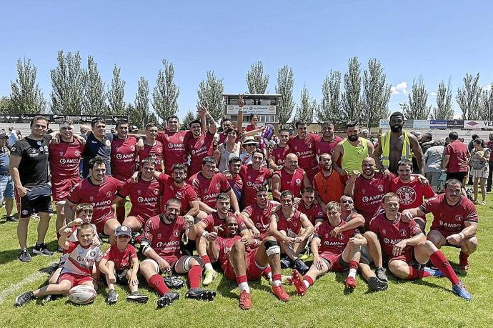 La plantilla del Ampo Ordizia celebra su victoria en Valladolid. Fotos: N.G.