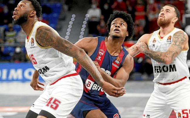 Enoch pugna con Hall y James, principal peligro del Mónaco, durante el partido del Buesa. Foto: J. Muñoz