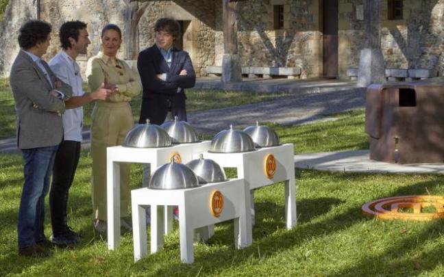 Eneko Atxa y el jurado, en Chillida Leku.