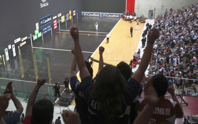 Imagen de un frontón Bizkaia lleno en un partido previo a la pandemia.