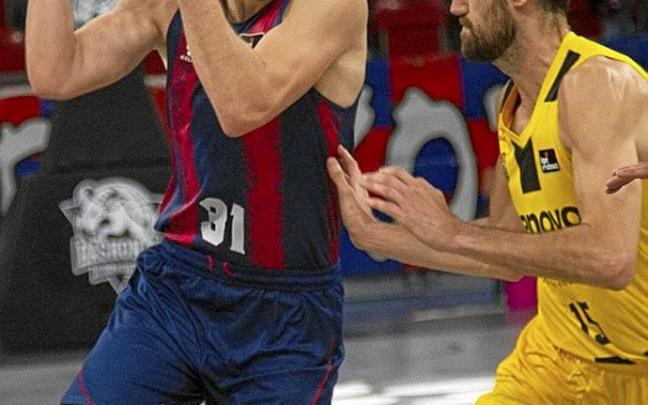 Giedraitis trata de eludir la defensa de Sastre. Foto: Josu Chavarri