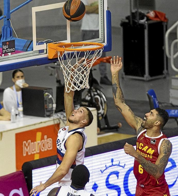 Sedekerskis compartió el juego interior con Costello en el último cuarto. Foto: Área 11