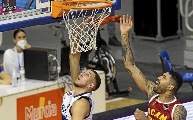 Sedekerskis compartió el juego interior con Costello en el último cuarto. Foto: Área 11