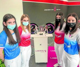 Enara Gaminde y Olatz Arrizabalaga, a un lado, con Amaia Alday y Andrea Capellán, al otro, en Irun. Foto: R. Plaza