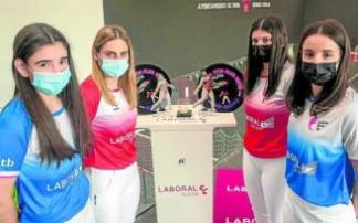 Enara Gaminde y Olatz Arrizabalaga, a un lado, con Amaia Alday y Andrea Capellán, al otro, en Irun. Foto: R. Plaza