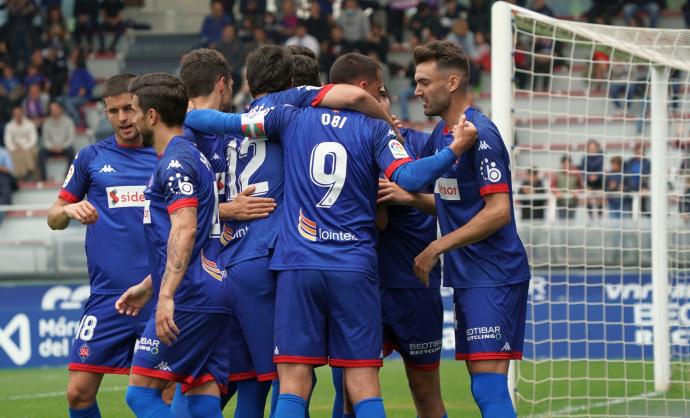 Los jugadores del Amorebieta celebran el primer gol ante el Fuenlabrada.