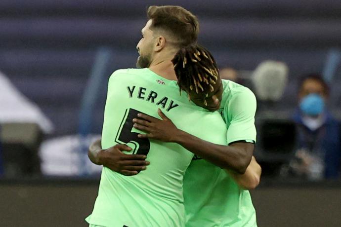 Yeray y Nico abrazados tras la victoria.