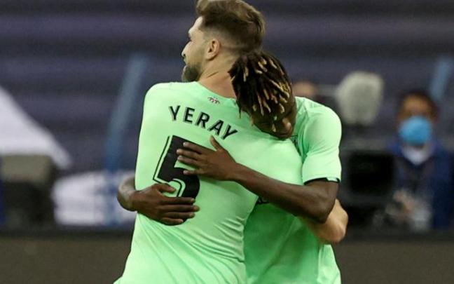 Yeray y Nico abrazados tras la victoria.