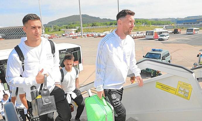 Messi, subiendo al avión escoltado por sus compañeros. Foto: @Argentina