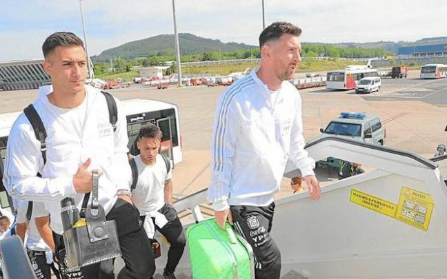 Messi, subiendo al avión escoltado por sus compañeros. Foto: @Argentina