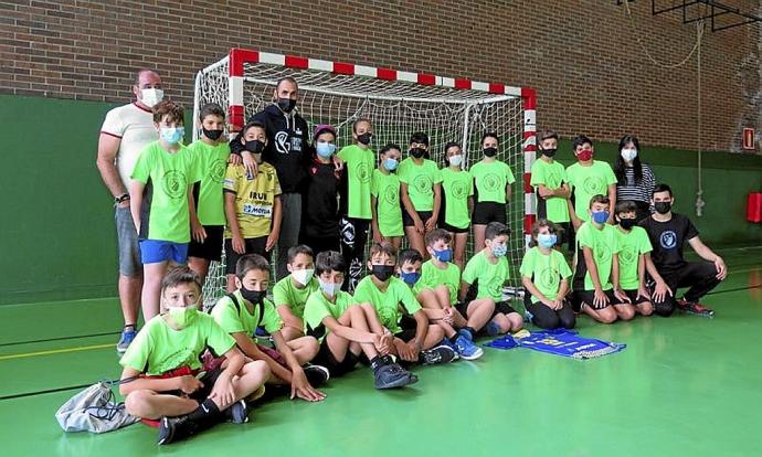 Los niños que están participando en el campus, con Serrano. Foto: A.Z.