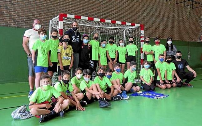 Los niños que están participando en el campus, con Serrano. Foto: A.Z.