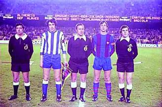 22 de febrero de 1978. Partido de vuelta de los Cuartos de Final del Campeonato de España. Barcelona-Deportivo Alavés (2-0). Sánchez Martín (izda.) y Johan Cruyff (dcha.) los capitanes. En el centro, el colegiado andaluz José Gallardo Fernández (Andaluz).