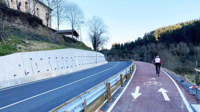 Un ciclista pedalea por el camino ya listo, entre Plomos y el cruce con el camino vecinal de La Mella.