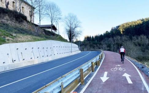 Un ciclista pedalea por el camino ya listo, entre Plomos y el cruce con el camino vecinal de La Mella.