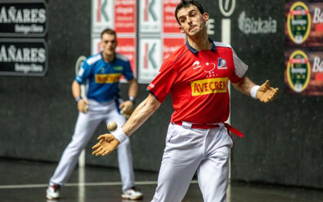 Jokin Altuna golpea la pelota durante la final en el frontón Bizkaia