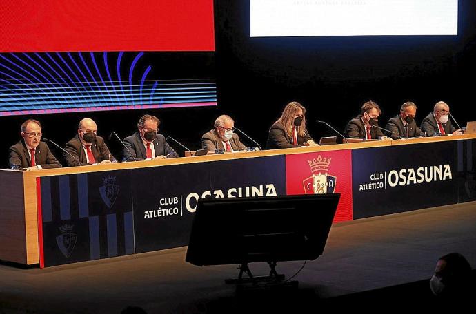 La directiva de Osasuna, con su gerente y su director general, Ángel Ardanaz y Fran Canal, respectivamente, en la última asamblea. Foto: Oskar Montero