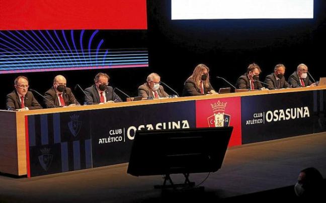 La directiva de Osasuna, con su gerente y su director general, Ángel Ardanaz y Fran Canal, respectivamente, en la última asamblea. Foto: Oskar Montero