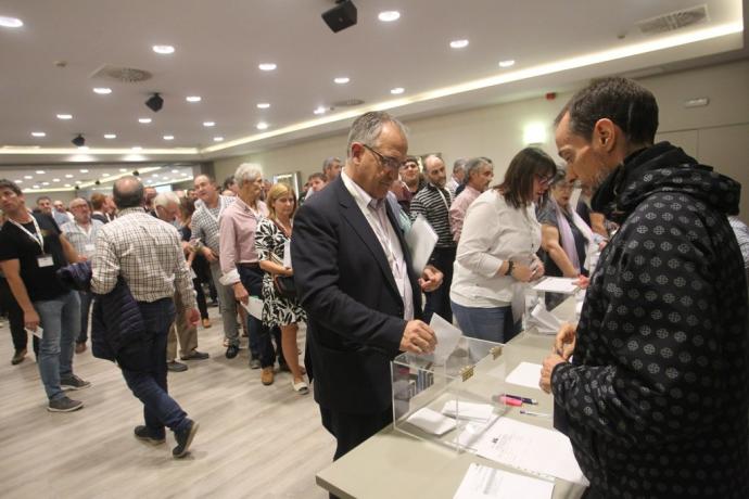 Representantes de los municipios navarros votando en 2019 en la Asamblea General Extraordinaria de la FNMC.