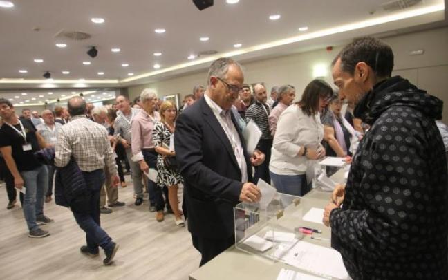 Representantes de los municipios navarros votando en 2019 en la Asamblea General Extraordinaria de la FNMC. Representantes de los municipios navarros votando en 2019 en la Asamblea General Extraordinaria de la FNMC.