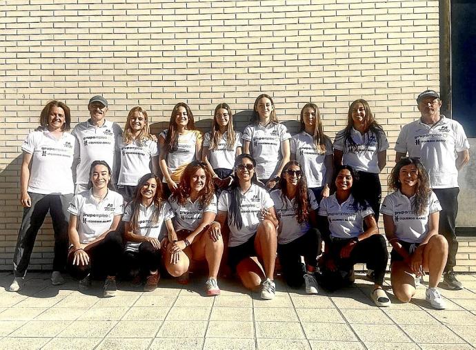 Los integrantes del equipo femenino del Grupompleo Pamplona Atlético, ayer antes de poner rumbo a La Nucia (Alicante). Foto: @PamplonaAt