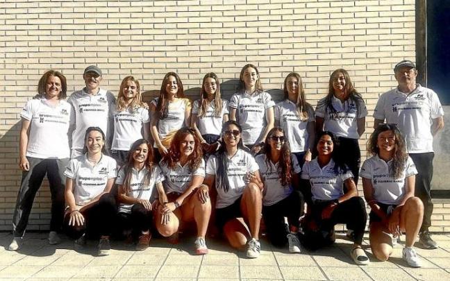 Los integrantes del equipo femenino del Grupompleo Pamplona Atlético, ayer antes de poner rumbo a La Nucia (Alicante). Foto: @PamplonaAt