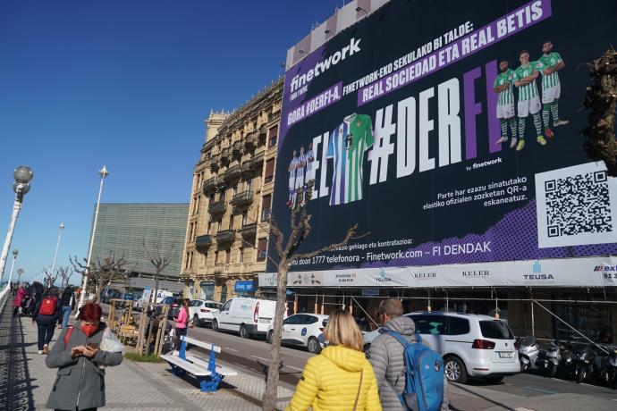 La fachada del edificio de la calle Ramón María Lili cubierto por la enorme publicidad de Finetwork.