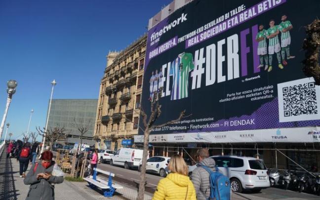 La fachada del edificio de la calle Ramón María Lili cubierto por la enorme publicidad de Finetwork. La fachada del edificio de la calle Ramón María Lili cubierto por la enorme publicidad de Finetwork.