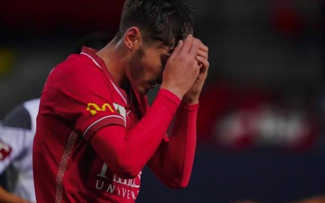 Josh Cavallo víctima de homofobia en pleno partido.