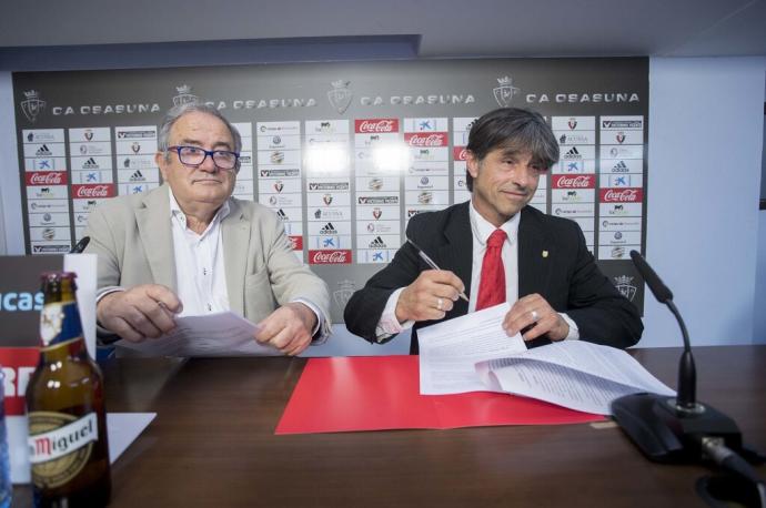 Sabalza y Tatono, firmando el primer acuerdo en mayo de 2017.