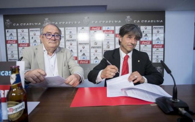 Sabalza y Tatono, firmando el primer acuerdo en mayo de 2017.