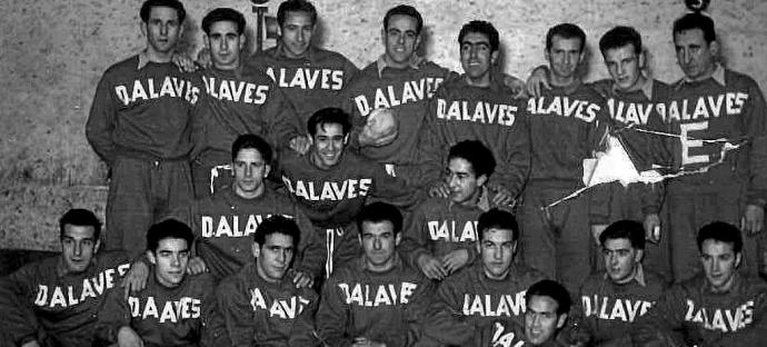 La plantilla del Deportivo Alavés (1953-54) en el Frontón Vitoriano de la Calle San Prudencio. 1ª Fila (Arriba) (De izda. a dcha.): Antxia, Etxeandia, Remacha, Calderón, 'Garcieta', Ibarra, Arbaizar y Manolo Etxezarreta (entrenador). 2ª Fila (De rodillas)