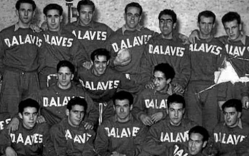 La plantilla del Deportivo Alavés (1953-54) en el Frontón Vitoriano de la Calle San Prudencio. 1ª Fila (Arriba) (De izda. a dcha.): Antxia, Etxeandia, Remacha, Calderón, 'Garcieta', Ibarra, Arbaizar y Manolo Etxezarreta (entrenador). 2ª Fila (De rodillas) La plantilla del Deportivo Alavés (1953-54) en el Frontón Vitoriano de la Calle San Prudencio. 1ª Fila (Arriba) (De izda. a dcha.): Antxia, Etxeandia, Remacha, Calderón, 'Garcieta', Ibarra, Arbaizar y Manolo Etxezarreta (entrenador). 2ª Fila (De rodillas)