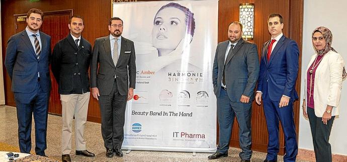 (Izda-dcha) Álvaro López, sales executive de IT Pharma; Tareq Al Fozan, ejecutivo de Sadita Holding; Miguel Moro Aguilar, embajador de España en Kuwait; Ahmed Abbas, director de Ventas de Aumet; Carlos Ganuza, director Financiero de IT Pharma; y Eman Yous