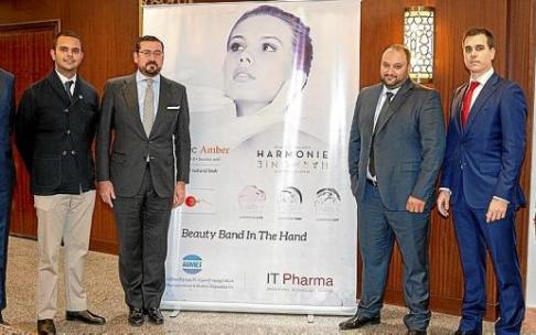 (Izda-dcha) Álvaro López, sales executive de IT Pharma; Tareq Al Fozan, ejecutivo de Sadita Holding; Miguel Moro Aguilar, embajador de España en Kuwait; Ahmed Abbas, director de Ventas de Aumet; Carlos Ganuza, director Financiero de IT Pharma; y Eman Yous
