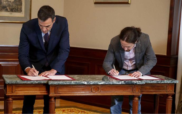 Pedro Sánchez y Pablo Iglesias, en la firma del acuerdo de coalición que dio inicio al proceso para desbloquear la investidura.