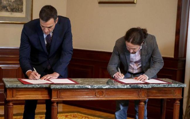 Pedro Sánchez y Pablo Iglesias, en la firma del acuerdo de coalición que dio inicio al proceso para desbloquear la investidura.