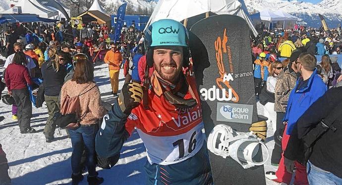 Lucas Eguibar celebra un triunfo durante una prueba de snowboard cross. Foto: N.G.