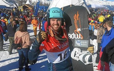 Lucas Eguibar celebra un triunfo durante una prueba de snowboard cross. Foto: N.G.