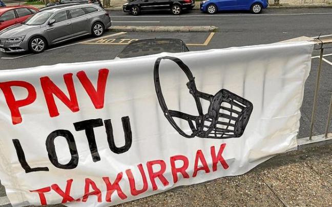 Pancarta en el batzoki de Sondika en la que se alude a la Ertzaintza como txakurrak. Foto: DNA Pancarta en el batzoki de Sondika en la que se alude a la Ertzaintza como txakurrak. Foto: DNA