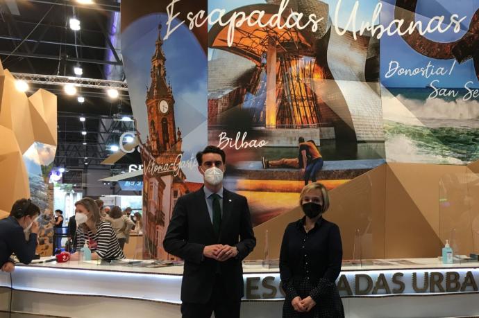 Ainara Basurko y Xabier Ochandiano, en el stand de Fitur