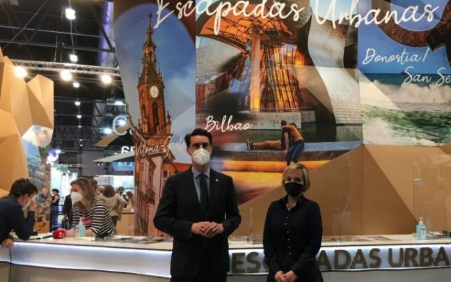 Ainara Basurko y Xabier Ochandiano, en el stand de Fitur