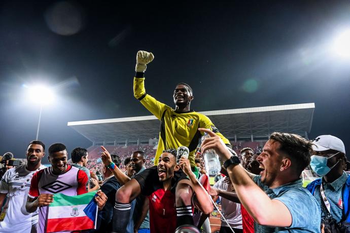 Jesús Owono y sus compañeros de Guinea Ecuatorial celebran el pase a cuartos de la Copa África.