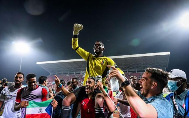 Jesús Owono y sus compañeros de Guinea Ecuatorial celebran el pase a cuartos de la Copa África.