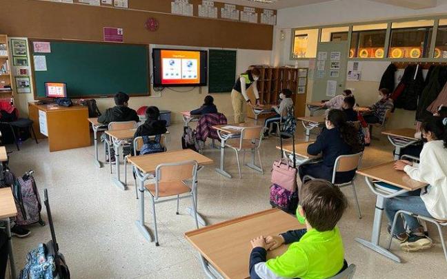 Alumnos en una de las charlas sobre Pantallas Seguras